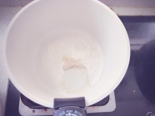 奶香玉米浓汤 宝宝辅食,不粘锅烧热，倒入适量的核桃油，将面粉倒入锅中翻炒