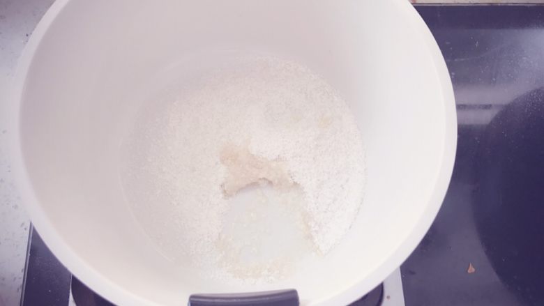 奶香玉米浓汤 宝宝辅食,不粘锅烧热，倒入适量的核桃油，将面粉倒入锅中翻炒