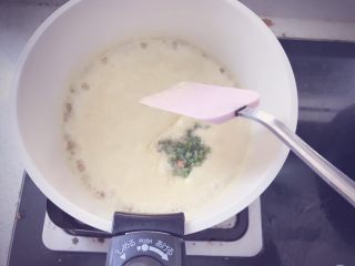 奶香玉米浓汤 宝宝辅食,继续小火焖煮几分钟后，倒入胡萝卜和西兰花