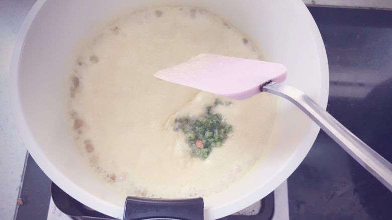 奶香玉米浓汤 宝宝辅食,继续小火焖煮几分钟后，倒入胡萝卜和西兰花
