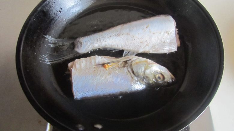 家常烧刁子鱼, 热锅凉油， 放入刁子鱼进去煎；