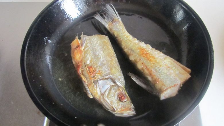 家常烧刁子鱼,中小火慢慢煎， 煎到差不多的时候可以晃动下锅， 如果鱼能跟着动，那鱼的一面就基本上煎好了，继续煎一下， 再翻面将另一面同样煎至金黄；