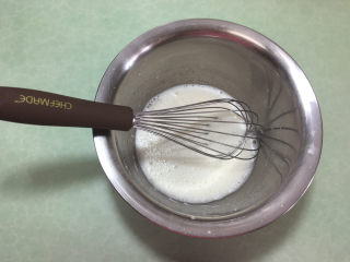 形彩绘芒果蛋糕卷,用手动打蛋器搅打均匀，呈乳白奶状。