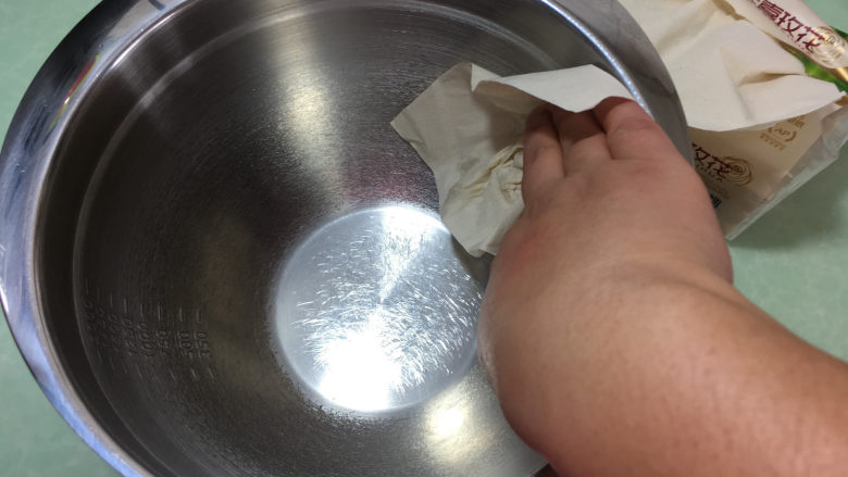 形彩绘芒果蛋糕卷,再取一个比较大一点的盆，洗干净后用纸巾擦干水份，保证盆子无水无油。