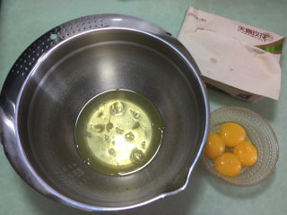 形彩绘芒果蛋糕卷,将四个鸡蛋进行蛋白和蛋黄分离，蛋白放入无水无油的盆中，蛋黄放在一个小碗里。