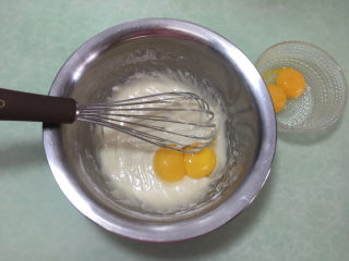 形彩绘芒果蛋糕卷,蛋黄分两次加入混合的面粉糊中，搅拌均匀后再加下剩下的两个蛋黄。