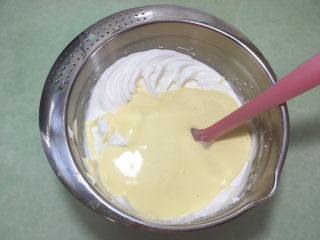 形彩绘芒果蛋糕卷,然后倒入蛋白盆中。