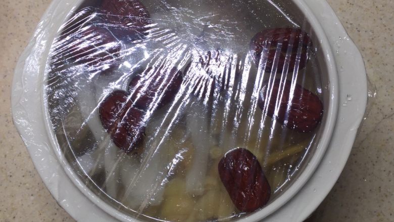 沙参玉竹椰子鸡汤（附开椰子方法）,炖锅表面盖上一层保鲜膜。