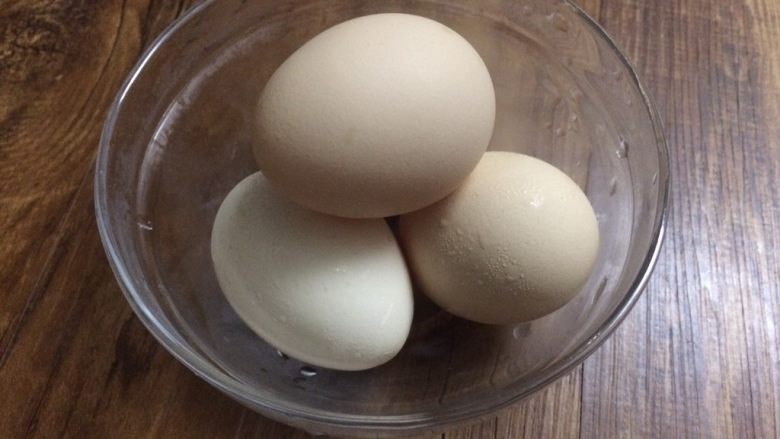 翡翠肉松蛋糕卷,鸡蛋从冰箱冷藏取出