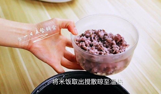 桃红大虾寿司卷,将米饭取出打散，晾至温热。
🌻小贴士：不要饭很热的时候就放海苔上，会把海苔烫缩起来。