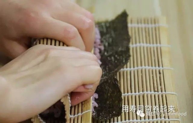 桃红大虾寿司卷,用寿司帘卷起来，压实。手法看视频。