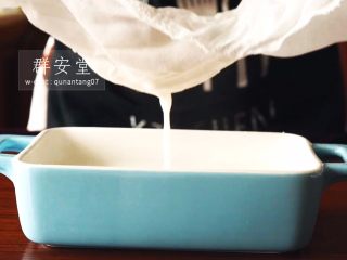 你没吃过的杏仁豆腐,准备一个容器，容器内铺上纱布垫底，倒入煮好的杏仁牛奶液，充分滤掉气泡和浮末。