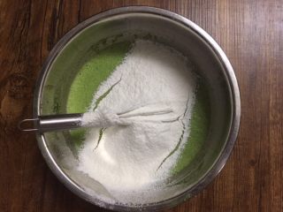 翡翠肉松蛋糕卷,“一"字划开，切拌或翻拌至无干粉。