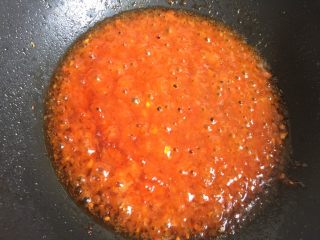 茄汁大虾,煮至浓稠