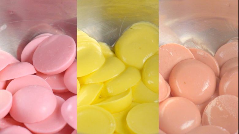 告白表情包棉花糖,红色巧克力、粉色巧克力、黄色巧克力各50g，分别隔水加热融化，搅拌均匀，装入碗中