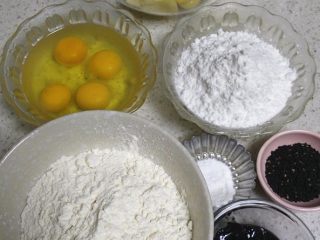 黑芝麻磅蛋糕,备齐所用材料，鸡蛋回温，黄油软化至手指能按出坑的状态。泡打粉和面粉混合过筛