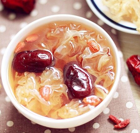 红枣枸杞银耳汤,煮好后乘入碗中冷至常温，放入冰箱冷藏一会饮用口感更佳