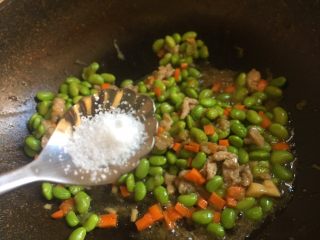 毛豆炒肉丝,出锅前加入少许盐和鸡精调味