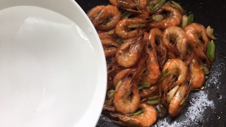 蒜香油焖基围虾,加入半碗清水。