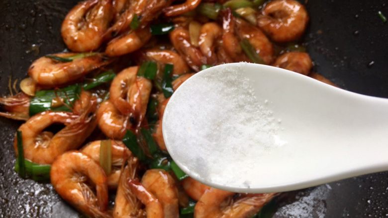 蒜香油焖基围虾,最后调入盐，因为放了蛮多调料，盐可以根据个人口味少放点。