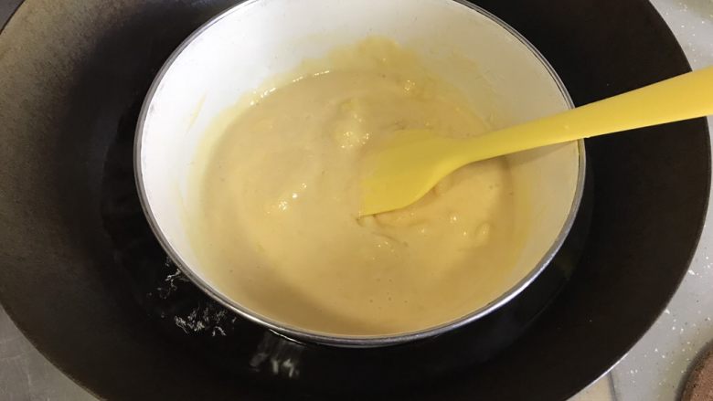 奶黄冰皮月饼,蒸了两个5分钟后就不用再盖锅盖了，用刮刀不断搅拌至水份全部蒸干。奶黄馅要蒸的干一些，不停搅拌。注意别被烫到了。