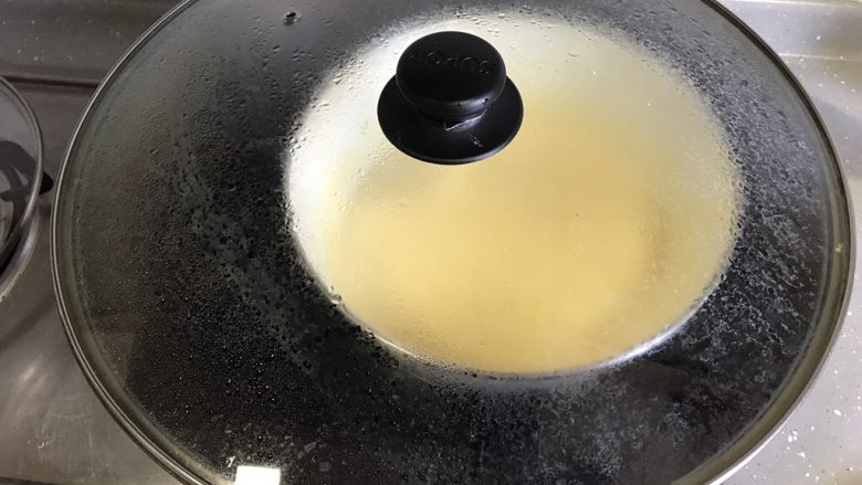 奶黄冰皮月饼,盖上锅盖，蒸5分钟后打开锅盖搅拌一下，防止底部结块。再盖上锅盖蒸5分钟。