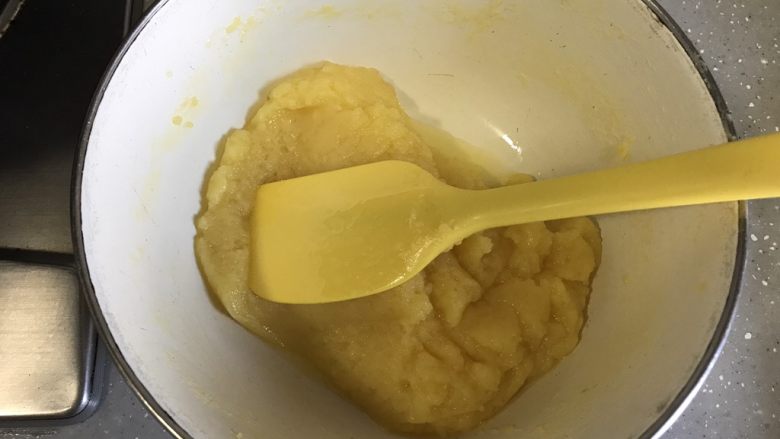奶黄冰皮月饼,制作好的奶黄馅具有一定硬度，不粘刮刀。
放凉备用。