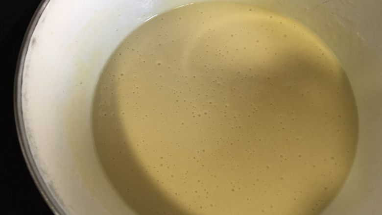 奶黄冰皮月饼,放入锅里隔水加热，继续用手抽搅拌，黄油融化后油水分离的状况就消失了。