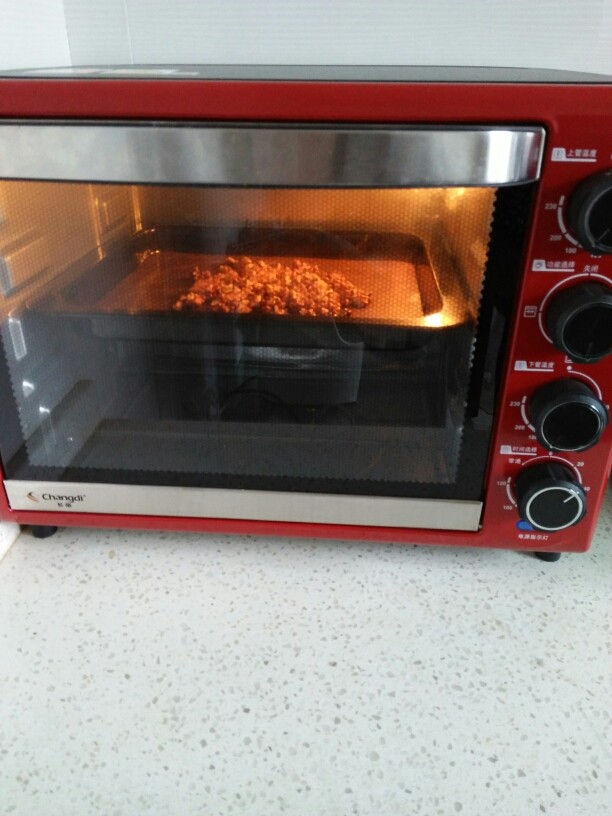 核桃小酥饼,<a style='color:red;display:inline-block;' href='/shicai/ 665'>核桃</a>仁放烤箱里面180度上下火烤七分钟，烤箱火候不同，上色就可以取出来了。