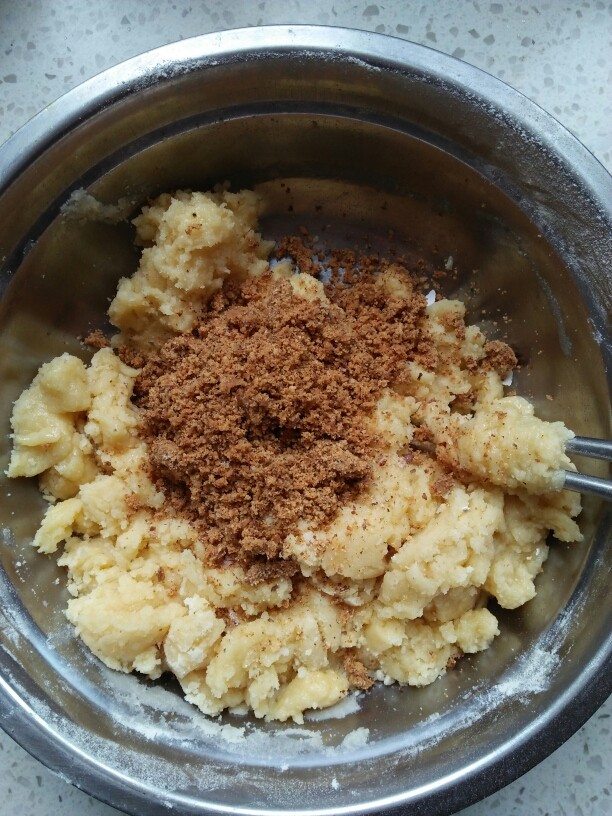 核桃小酥饼,把核桃打成粉搅拌均匀。用手揉成面团。