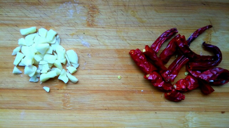 炝拌黄豆芽,蒜切碎，红辣椒切成小段