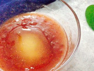 粉色心情,草莓果酱隔热水搅拌，加入融化的吉利丁，混合均匀即可