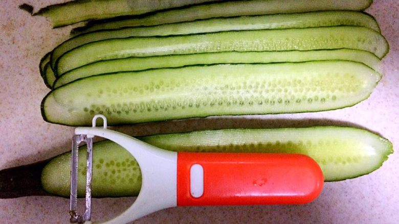 翠玉黄瓜卷,用刮皮刀削成薄片。