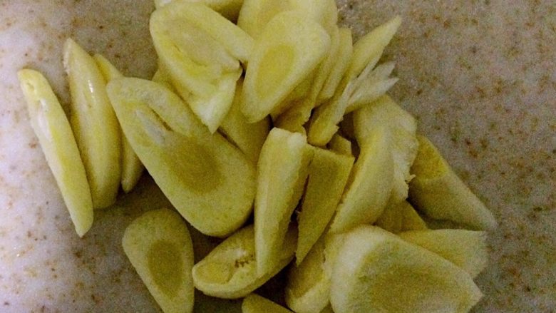 翠玉黄瓜卷,大蒜切片晾15分钟，方便大蒜素更好析出，然后放在黄瓜卷上。