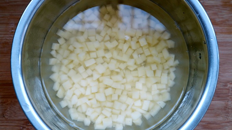 土豆培根炒米饭,把切好的土豆丁放入清水里，防止氧化。