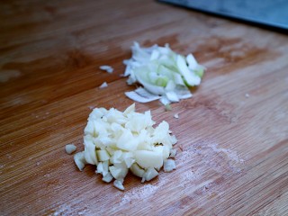 土豆培根炒米饭,葱切花，蒜切沫。