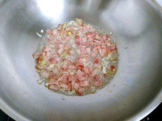 土豆培根炒米饭,加入培根，翻炒均匀。