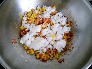 土豆培根炒米饭,翻炒均匀后加入米饭，继续翻炒！