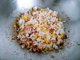 土豆培根炒米饭,快速翻炒均匀大约三分钟，就可以出锅了！