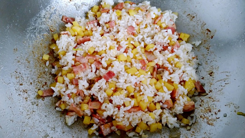 土豆培根炒米饭,快速翻炒均匀大约三分钟，就可以出锅了！