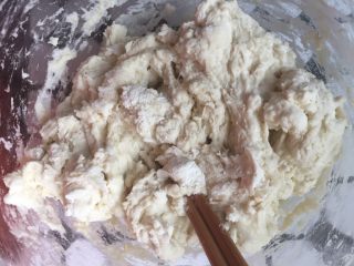 棒棒糖馒头,面粉里加入糖和盐目的是促进发酵，温水一点点倒入面粉用筷子搅拌
