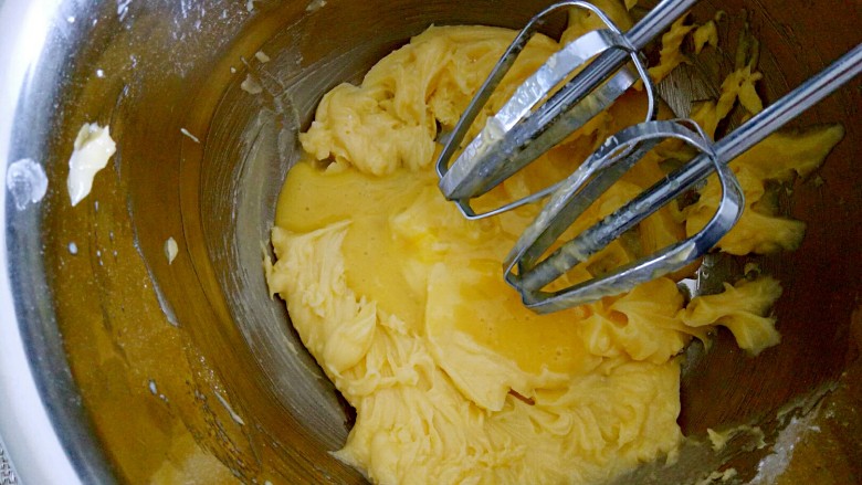 原味曲奇#第一次做就成功了哦#,分三次把蛋液倒到打发的黄油里面，每次都要打到鸡蛋液和黄油完全混合，再加入蛋液重复，直到三次蛋液加完。