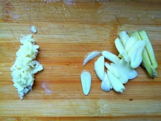 蒜苔溜肝尖,姜切丝，三瓣蒜切成片，另外两瓣切沫