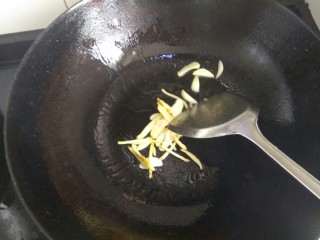 蒜苔溜肝尖,锅洗净，放入适量植物油，爆香姜丝蒜片