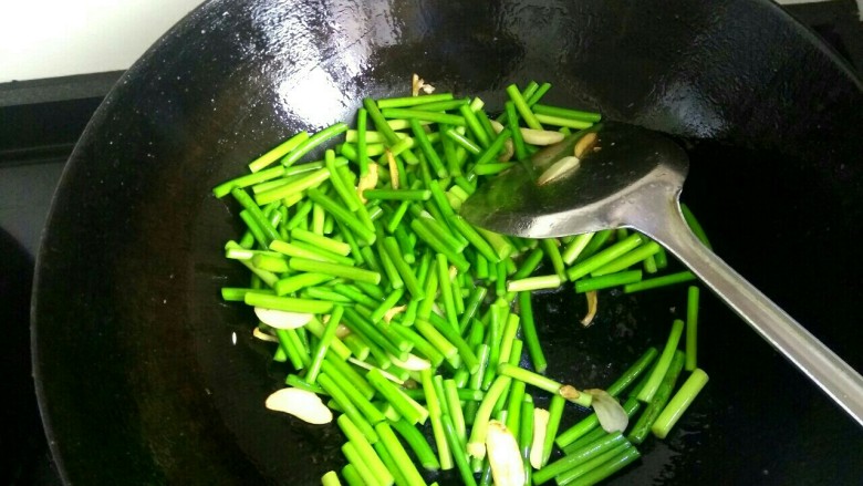 蒜苔溜肝尖,放入蒜苔翻炒几分钟，炒至九分熟