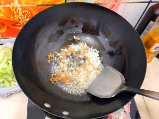 金钩海米蒜蓉茄汁炒菜花,加入金钩海米，翻炒至香味飘出！