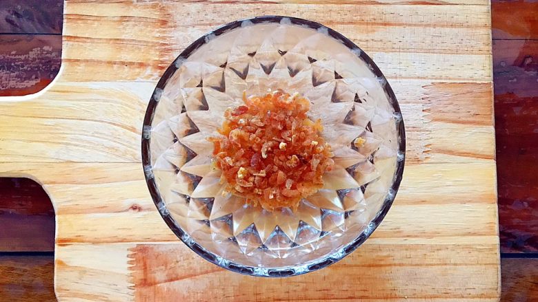 金钩海米蒜蓉茄汁炒菜花,金钩海米稍微冲洗一下，用温开水泡上，备用！