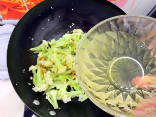 金钩海米蒜蓉茄汁炒菜花,倒入刚刚泡海米的水！