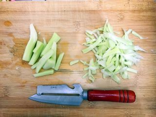 金钩海米蒜蓉茄汁炒菜花,用削皮刀把梗上的表皮削掉！
当然，如果你嫌麻烦，那就扔了吧😂