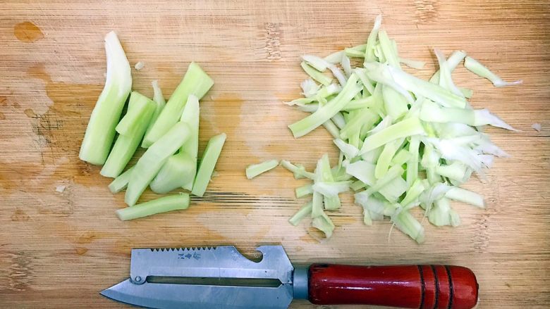 金钩海米蒜蓉茄汁炒菜花,用削皮刀把梗上的表皮削掉！
当然，如果你嫌麻烦，那就扔了吧😂